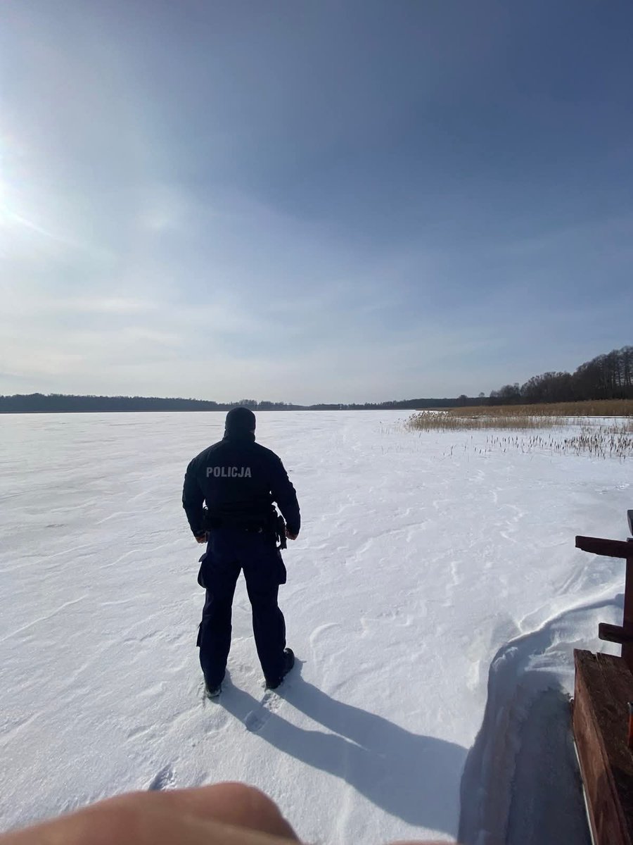 KWP_Olsztyn's tweet photo. Dzisiaj po godz. 09:00 oficer dyżurny Komenda Powiatowa Policji w Piszu otrzymał zgłoszenie o wędkarzu, pod którym załamał się lód. Do zdarzenia doszło na jeziorze Białoławki w okolicy #Kwik, gm.#Pisz.
Pierwsi na miejscu byli piscy policjanci, którzy wyciągnęli mężczyznę z wody. 63-latek został zabrany do szpitala.
Policjanci wyjaśniają okoliczności tego zdarzenia.
Apelujemy o zachowanie zdrowego rozsądku i niewchodzenie na zamarznięte zbiorniki wodne. Grubość i wytrzymałość lodu jest nierównomierna. Jak widać wystarczy chwila, by doszło do sytucji zagrażającej życiu i zdrowiu.