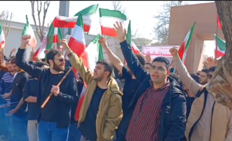 اوباش بسیجی که در دانشگاه شریف شعار جاوید شاه  میدادن و
وقتی این ترفند نگرفت مشغول شعار حیدر حیدر دادن
#نه_شاه_نه_شیخ