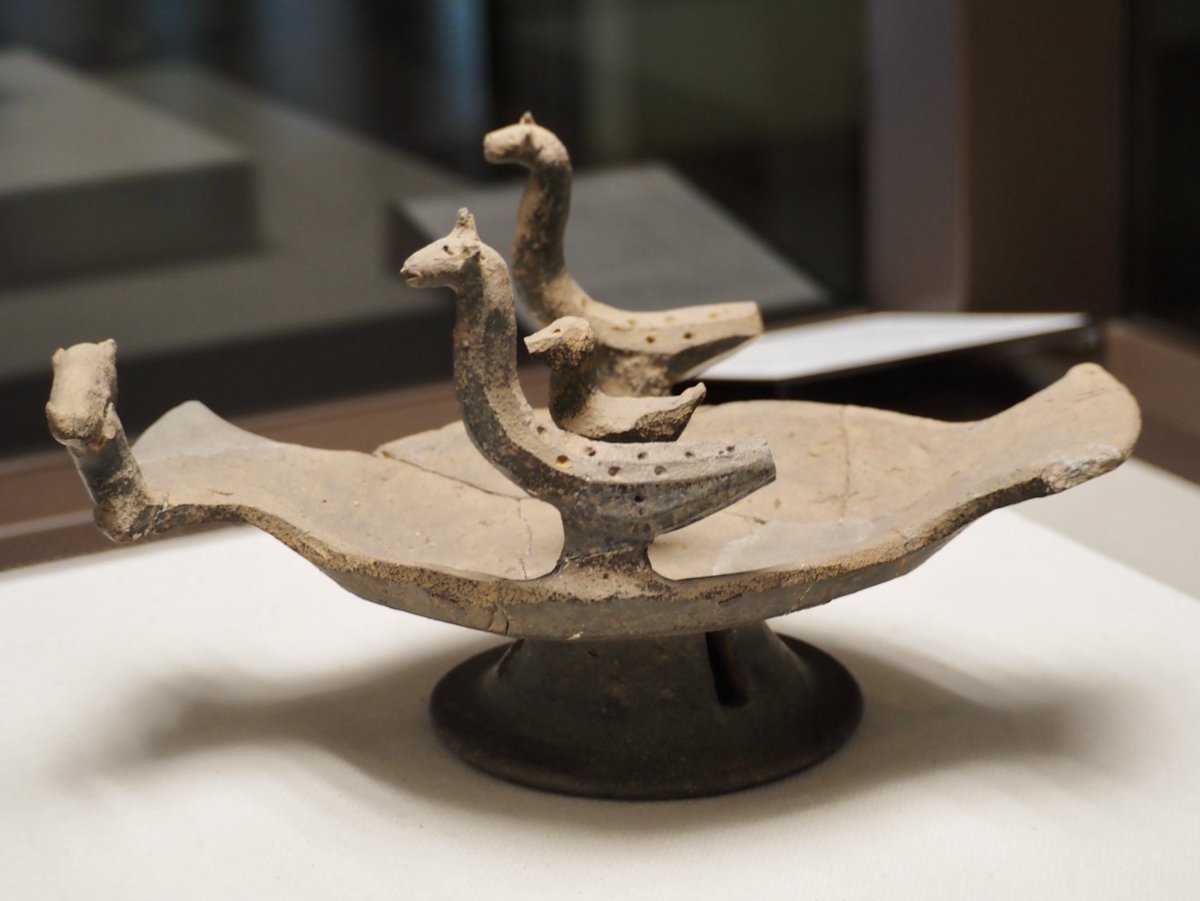 和歌山市・井辺八幡山古墳の装飾付耳杯。 「湖に浮かぶ鳥と湖畔を散歩