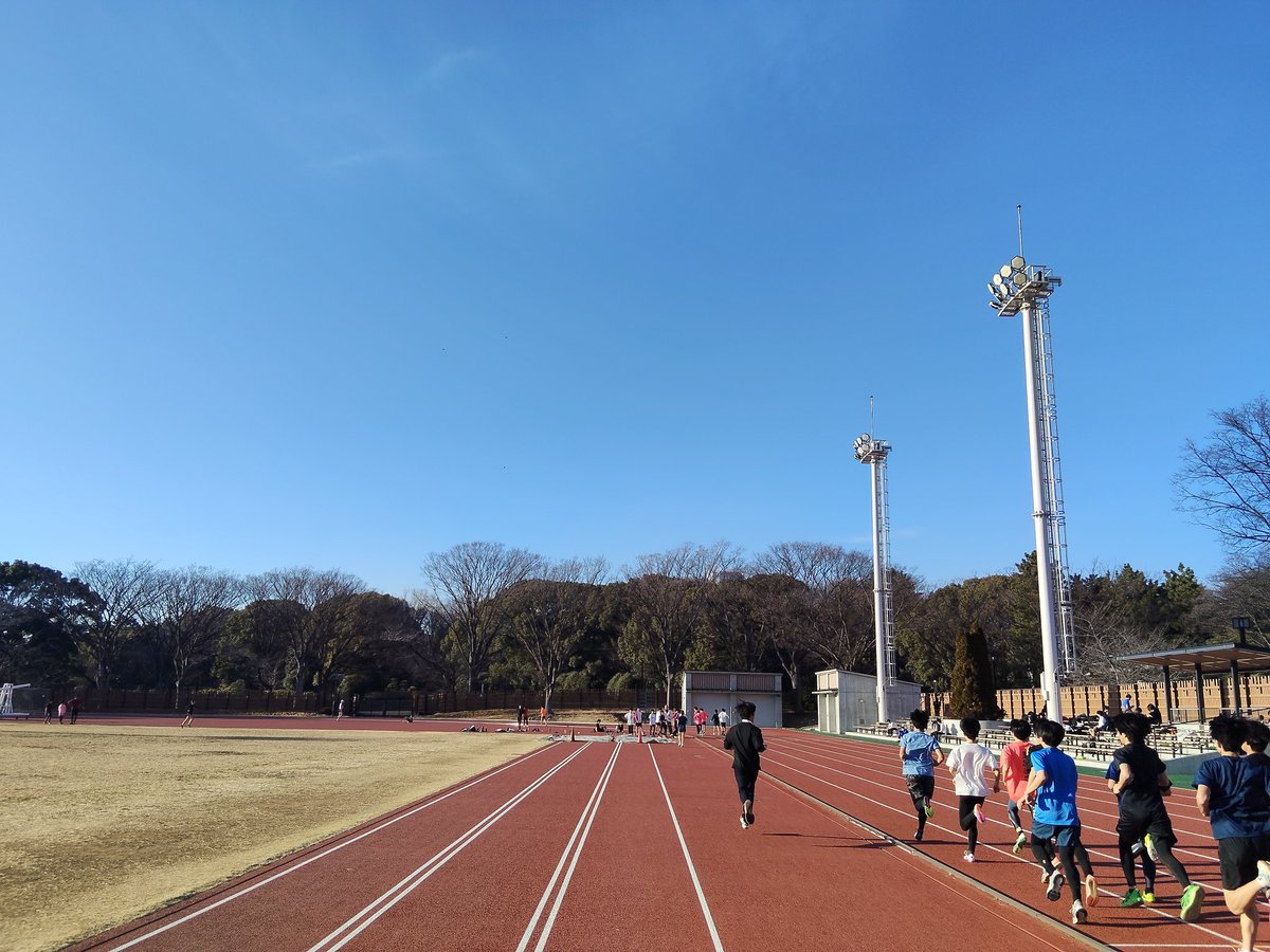 UuCcNn_'s tweet photo. 久し振りの織田フィールド。
久し振りのスピード練習🏃🏻‍♀️
設定は決めずに走り、1本目が74秒だったから76秒以内で5本に決定😇

74.5-75.6-74.9-75.5

シューズはニューバランスのフューエルセルスーパーコンプペーサー👟
5本終わってからプーマのディヴィエイトニトロ4を履かせてもらって400m1本(74.6) https://t.co/yQgSDbJO0D