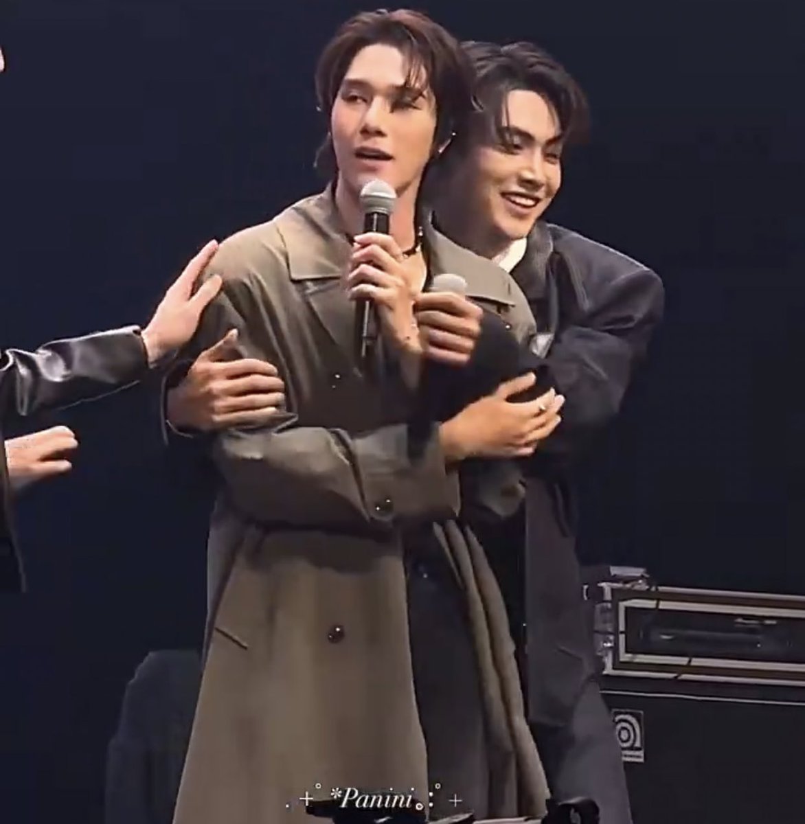 พี่น้องเพื่อนเขากอดกันงี้ค่ะ ไม่กล้าแปลว่า