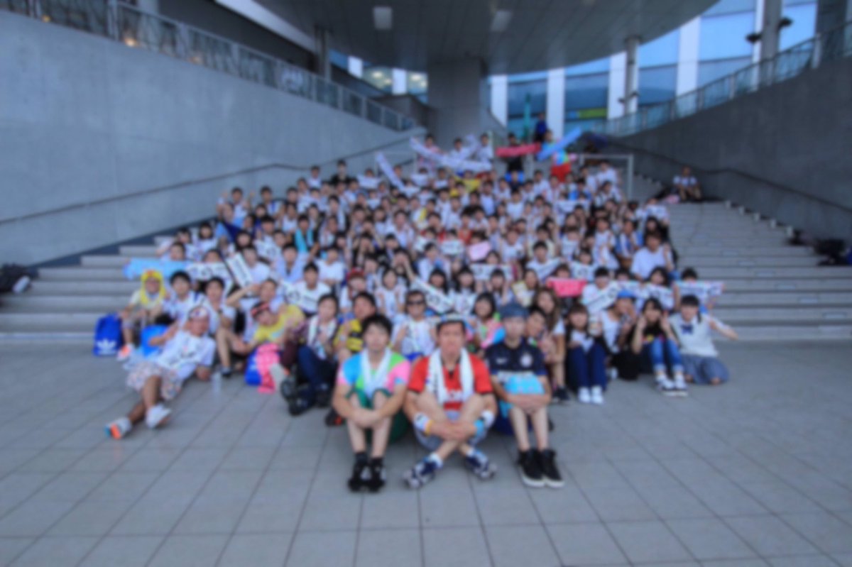 MasafumiPoP119's tweet photo. 【拡散希望】
2/23(月)にZepp DiverCityで行われるmiwaさんのライブにて集合写真を撮りたいです！

場所はできたら添付写真の階段でダメそうならダメなら広いところ見つけて撮ります！（写真借ります）
時間は16:00頃です！
できるだけたくさんの方と撮れたら嬉しいです！誰か手伝ってまじで

 #miwa https://t.co/hQz8vH1Aop