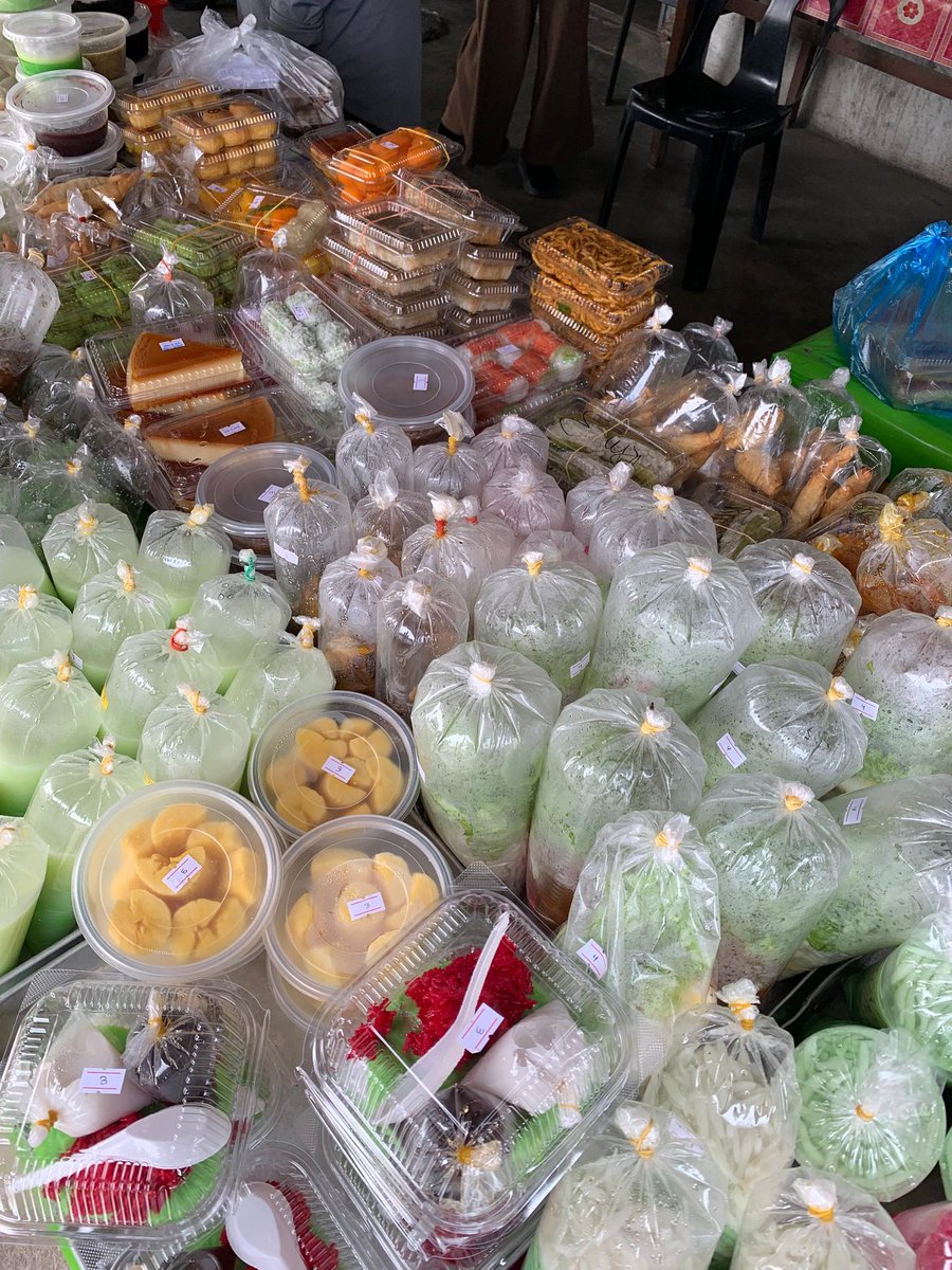 FarisIrfanEh's tweet photo. @MalaysianFoods ni harga kapitalis, putrajaya memang gitu bukan bulan puasa pun mahal, kelantan sini murtabak pun RM3 lagi, kuih muih pun RM 2 RM 3 https://t.co/dsGBYInoG4