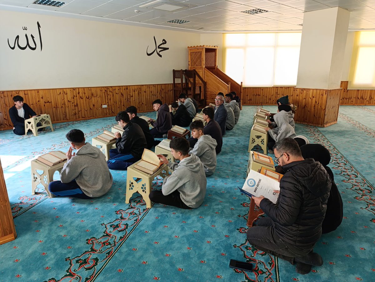 |Ramazan, sessizce arınmanın mevsimidir, Paylaşmak çoğaldıkça, bereket artar. Ramazan, kalbe indirilen bir rahmettir.|

Ramazan ayının manevi atmosferi, okulumuzda gerçekleştirilen bazı faaliyetlerle yaşatılmaya devam ediyor. Hala Sultan İlahiyat Koleji’nde öğrenim