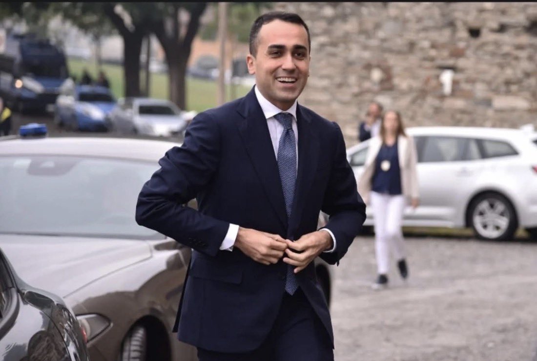 La fuga dei cervelli verso l’estero, ma c’è il rischio che i ragazzi incontrino Di Maio.