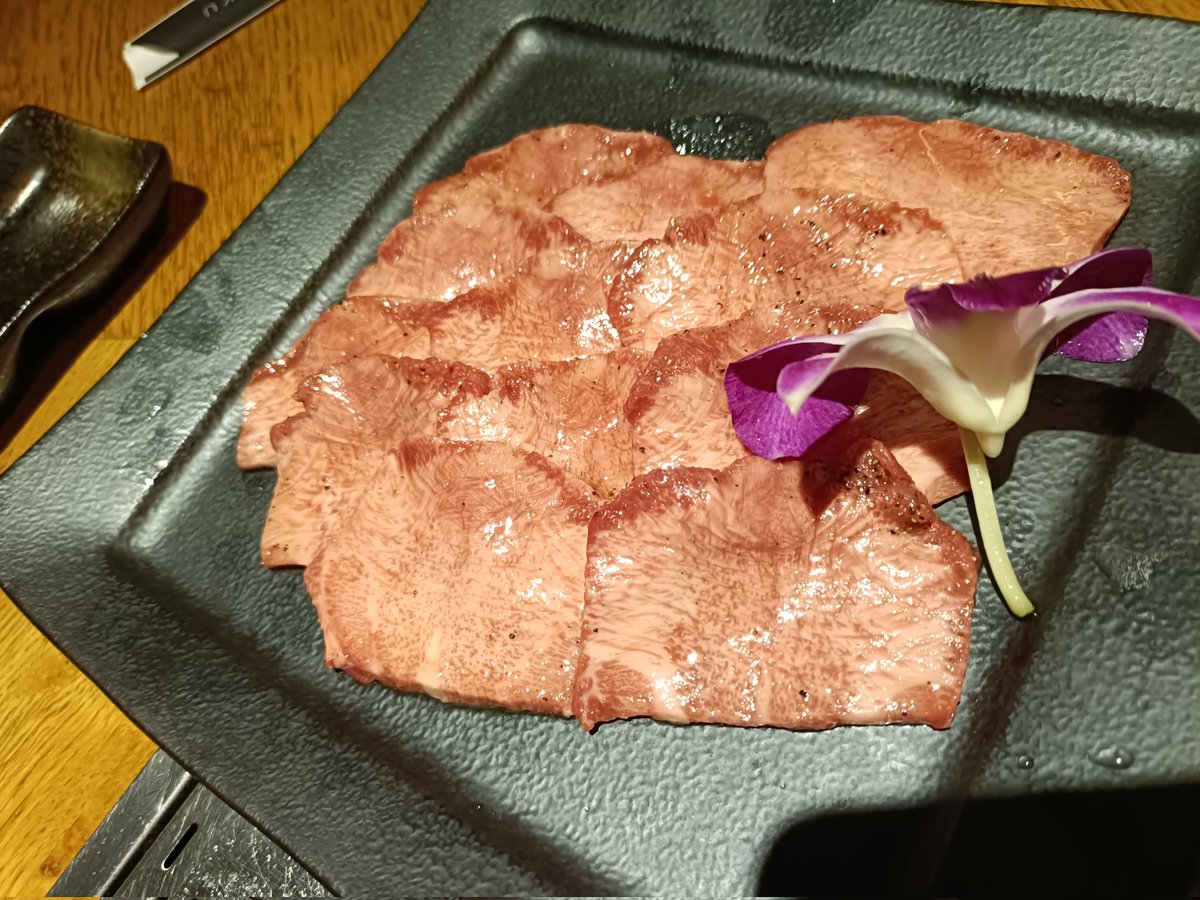 itsumi_tonpa's tweet photo. 本日、EBI大統領と���の首脳会談を行い、焼肉を奢って頂きました。
トンパ総理大臣は「自由で開かれたバトファン」の実現に向けて協力していきたい旨述べました。
会談で「セドリックは断じて容認できない。あらゆる手段を尽くして弱体化に取り組んでいきたい。」と共に協力していく事を確認しました。 https://t.co/aE9dakPVE3