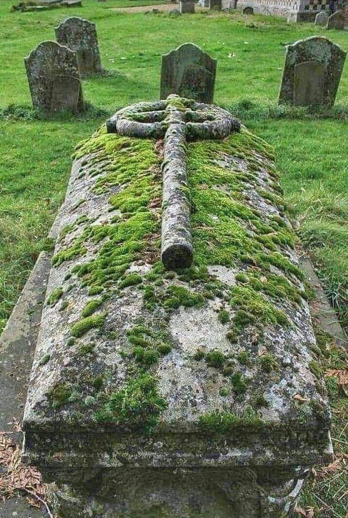 orlandovargasb's tweet image. RT @HistoricHub: Tomb of the legendary Robin Hood in England.