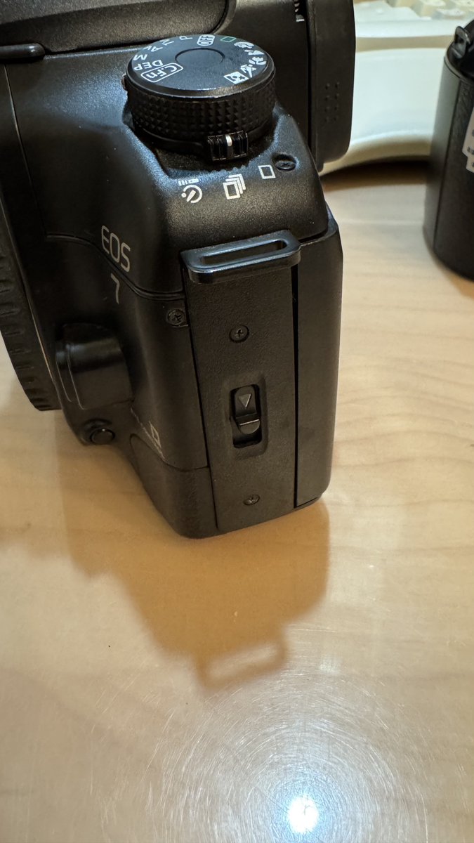 EOS 7の裏蓋修理する部品取りで買ったのだ。で、パーツを取り出してみ