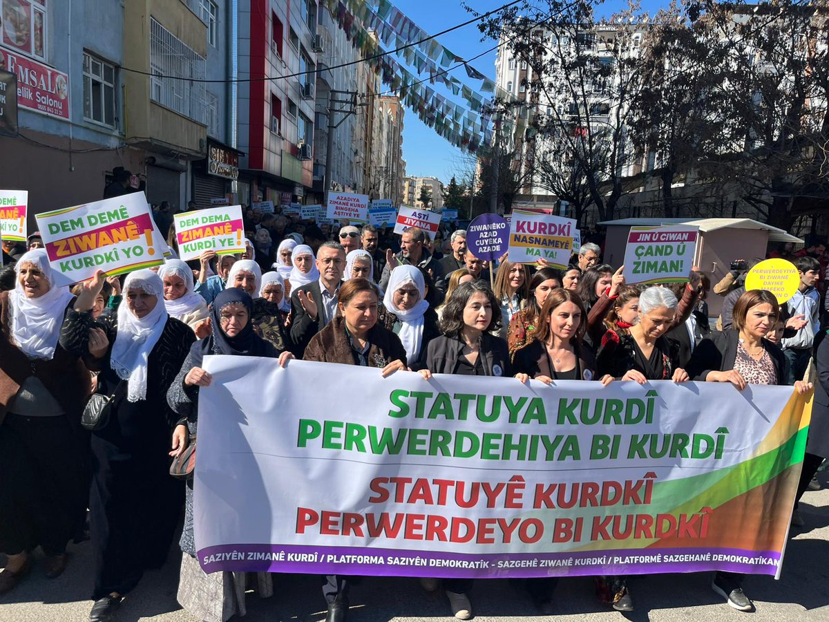 Saziyên Zimanê Kurdî û Platforma Saziyên Demokratîk bi dirûşmeya “Statuya Kurdî perwerdehiya bi Kurdî” li Amedê meşek li dar xist.
mezopotamyaajansi44.com/kr/HEM-NCE/con…