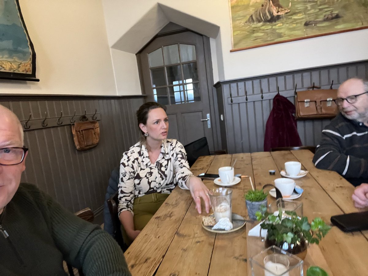 DuChatinier's tweet photo. In Hazerswoude-Dorp in gesprek over wat we de komende tijd moeten DOEN voor onze inwoners, ondernemers en maatschappelijke organisaties. Eén van de heel belangrijke onderwerpen is de doorstroming van auto en vrachtverkeer. Groot denken en klein DOEN! Haal eens een paaltje weg. 🚙 https://t.co/kMdDXyvCoQ