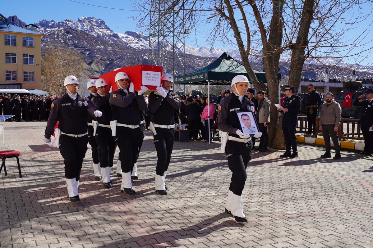 Görevini büyük bir fedakârlıkla yerine getirirken aramızdan ayrılan kahraman meslektaşımız Kıdemli Başpolis Memuru Erhan ORHAN, düzenlenen cenaze töreninin ardından son yolculuğuna uğurlandı.

Aziz hatırası teşkilatımızın kalbinde daima yaşayacak. 

Ruhu şad, mekânı cennet olsun.