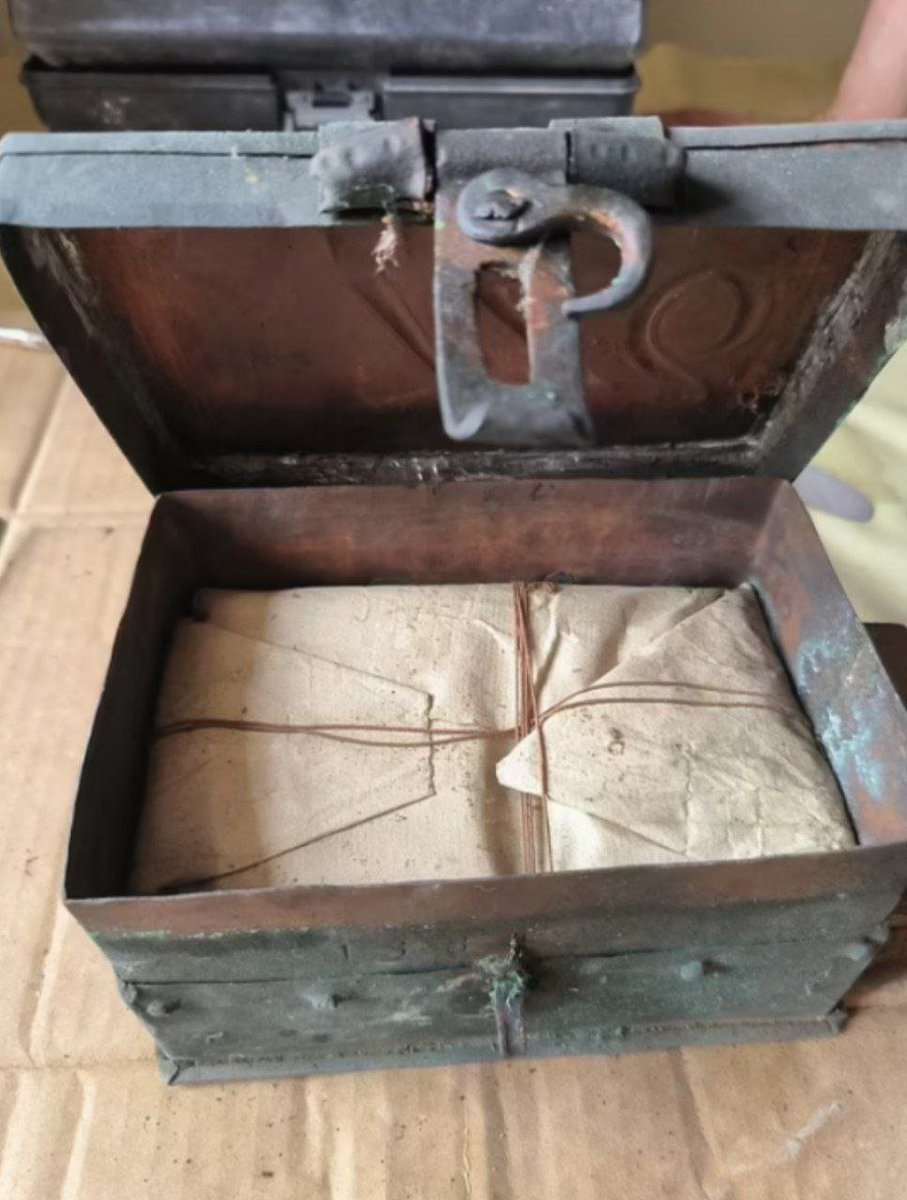 🤩 Découverte sensationnelle : ce pourrait être la capsule temporelle la plus ancienne du monde

Un musée polonais a annoncé une découverte sensationnelle dans la flèche de l'église Saint-Stanislas à Wschowa. Au cours des travaux de restauration, une capsule temporelle a été