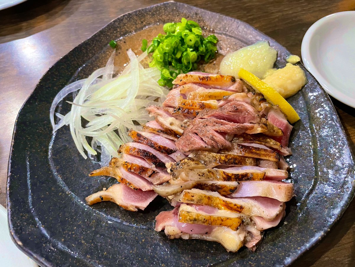 鶏のたたきぃぃぃぃ✨
せせりとヤゲン軟骨の炭火焼きも🐓
枝豆もかかせない！！