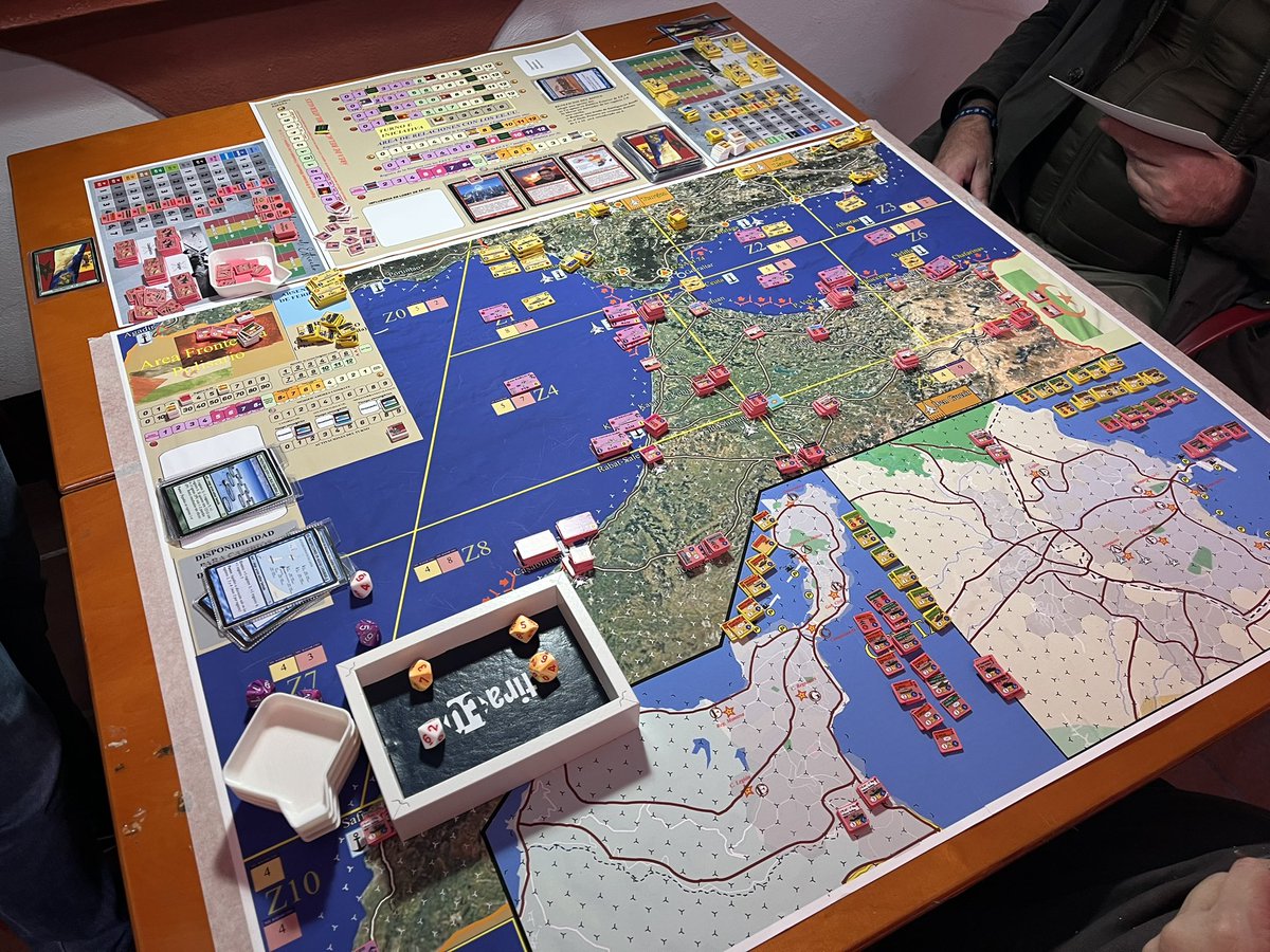 tiratugames's tweet photo. Ayer dió comienzo las jornadas #AlSurDelSur y nos estrenamos con unos turnos al nuevo juego de @CarlosDiazCMCM sobre una posible guerra entre España y Marruecos https://t.co/TUQ3T8XIjA