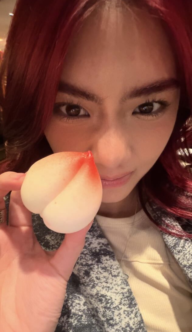 red hair is back and food selfies are also back my dearest pookiebear 🤏🏼