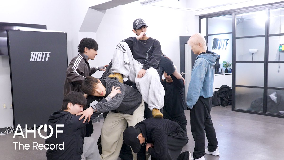 AHOF_official's tweet image. [🎬] AHOF(아홉) 2026 디 어워즈(D Awards) Practice Behind | AHOF The Record EP.49

🖇 youtu.be/ci-5_3IBpss

#AHOF #아홉