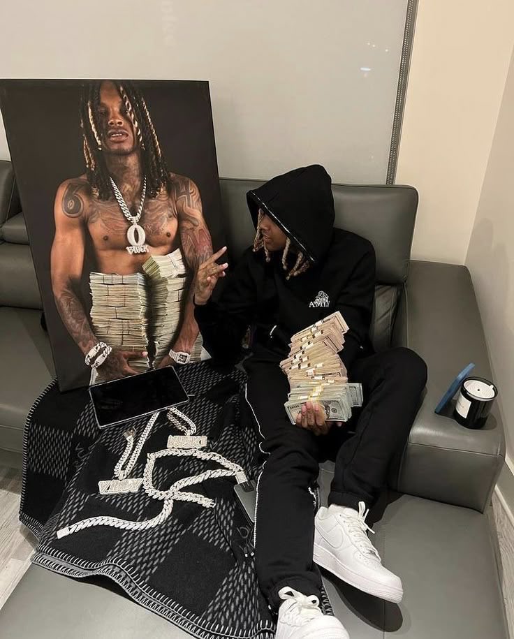 Von64rd's tweet image. Pic of Durk 🔒 paying tribute to King Von 🕊️ #OTF #LLVROY #FreeSmurk