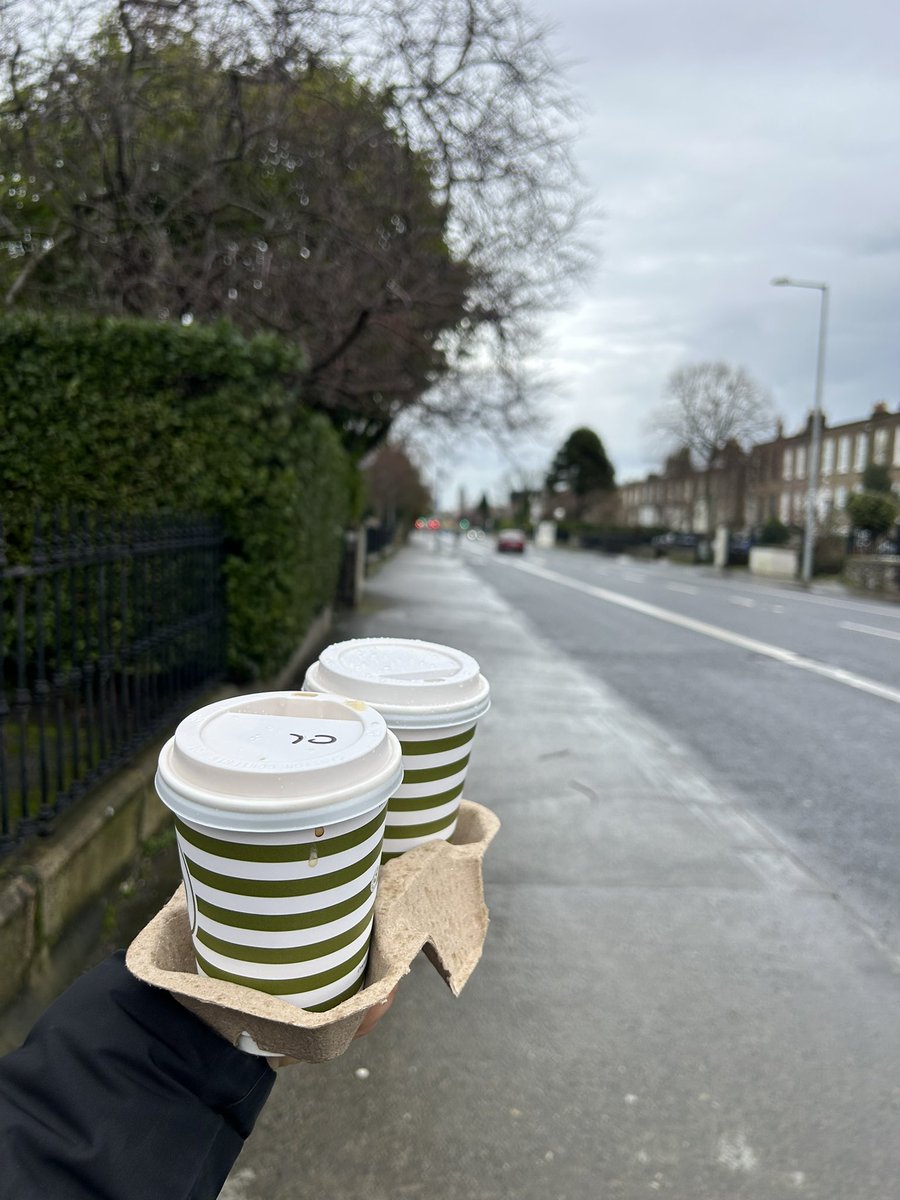 Hoy me levanté y pasé a comprar cafecito y croissant para desayunar con novio y ahora me voy al Croke Park a ver el clásico de fútbol gaélico con amigos. Más momento irish life no se consigue🤍