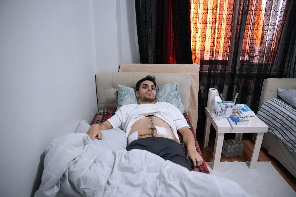 genctv.tr/18-yas-alti-bi… 
18 yaş altı bir grubun darbettiği çocuğu kurtarmak isteyen 27 yaşındaki genç, çıkan arbedede 6 yerinden bıçaklandı

 İstanbul Bağcılar'da 18 yaş altı bir grubun darbettiği çocuğu kurtarmak isteyen 27 yaşındaki genç, çıkan arbedede 6 yerinden bıçakla...