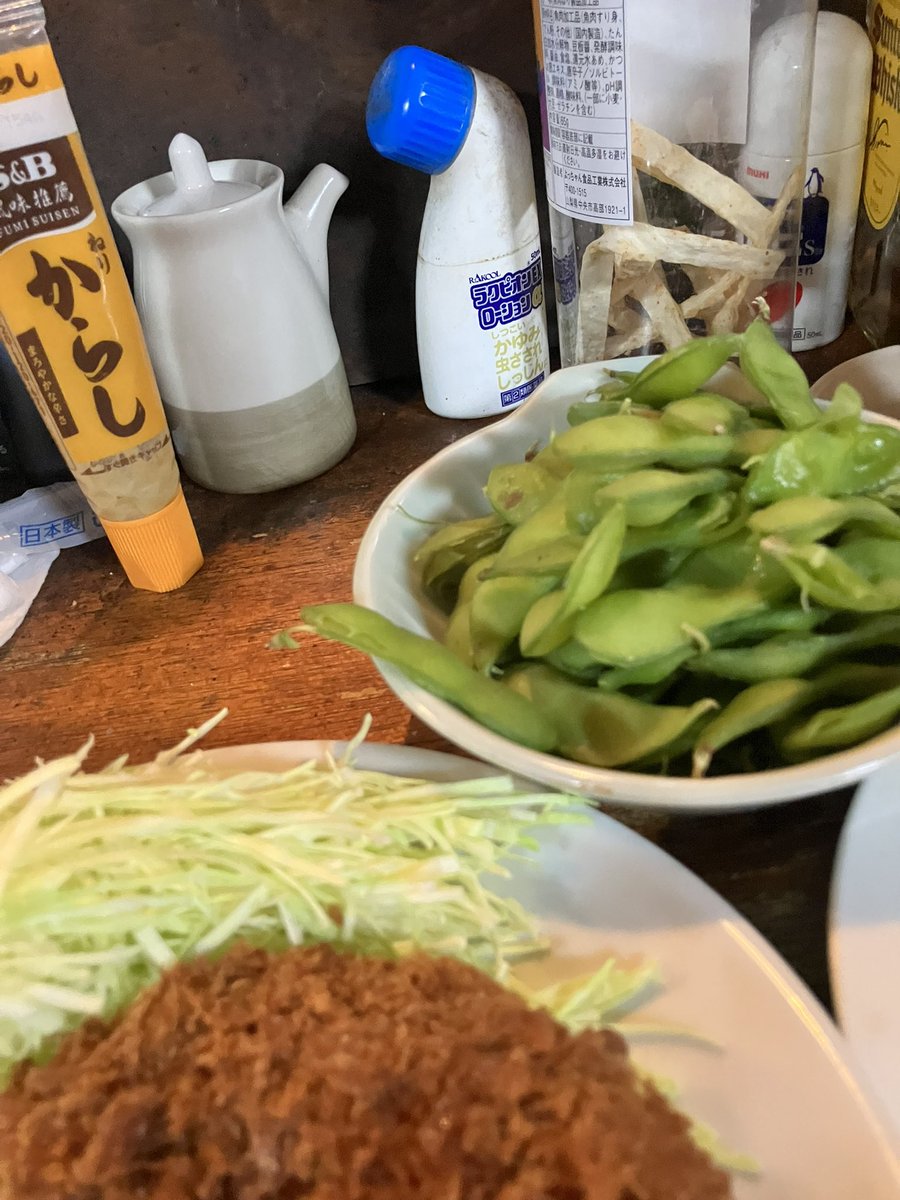 一見の居酒屋で、
粗満席のとこに入れて貰い

「狭いけどゴメンねー、ココ座って」

従来はそこそこ高齢なママさんの休憩スペースであろうカウンター隅をお借りして明日の英気を養う

醤油とアンメルツ系第三類医薬品の調味料が良い味出してる

これだから居酒屋探索は面白い