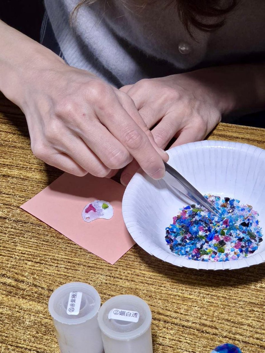 東山店です

2月20日の七宝体験のお客様は兵庫県からお越しくださいました🎨

これまでに息子さんが4回ご参加くださり、今回はお母様がご友人といらしてくださいました🤗

フリット七宝で作られたストラップの作品です

ご来店ありがとうございました😊

#七宝焼 #伝統工芸 #七宝体験  #フリット七宝