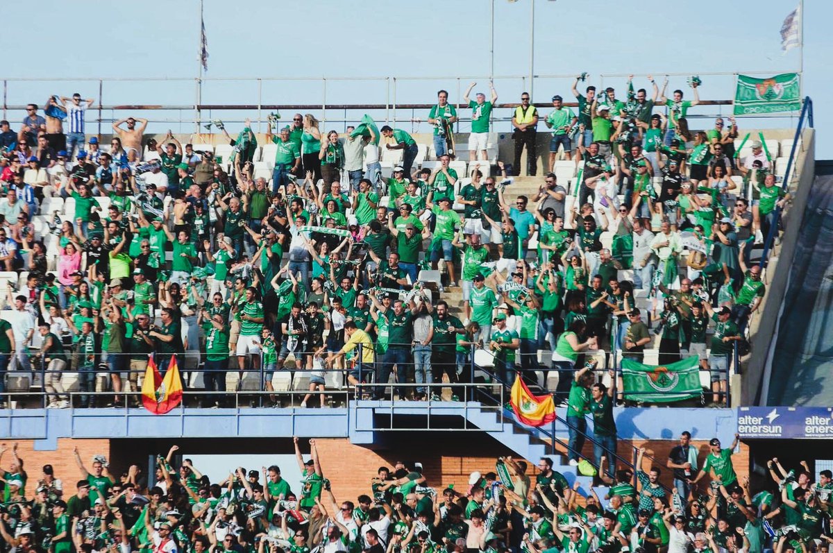🚨 INFO | #MéridaCacereño

¡Una auténtica locura! 💚
Nuestra afición ya ha superado las 1.900 entradas para el derbi extremeño.

El Romano batirá el récord de asistencia en 1ª RFEF, dejando atrás los 6.470 espectadores del playoff ante la Real Sociedad B.