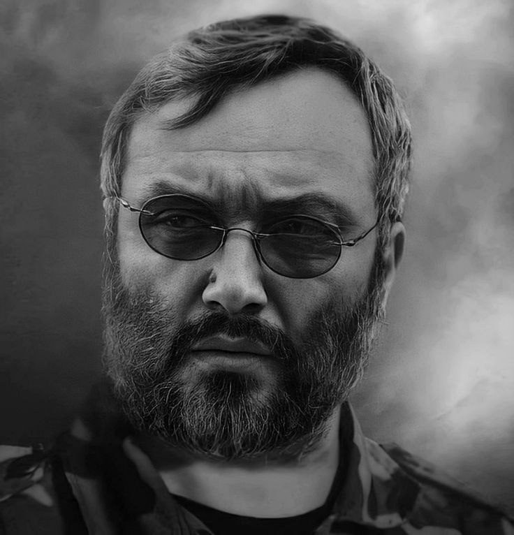 یکبار از او پرسیدند: با این اوضاع که خیلی‌ها 
دنبال سرت هستند از مرگ نمی‌ترسی؟! 
با همان آرامش همیشگی جواب داد به
نظرم اینکه از بچه‌ها بخوام در عملیات‌ها
با مر.گ بازی کنند و خودم از مر.گ بترسم
یه جور خیانته
#عماد_مغنیه