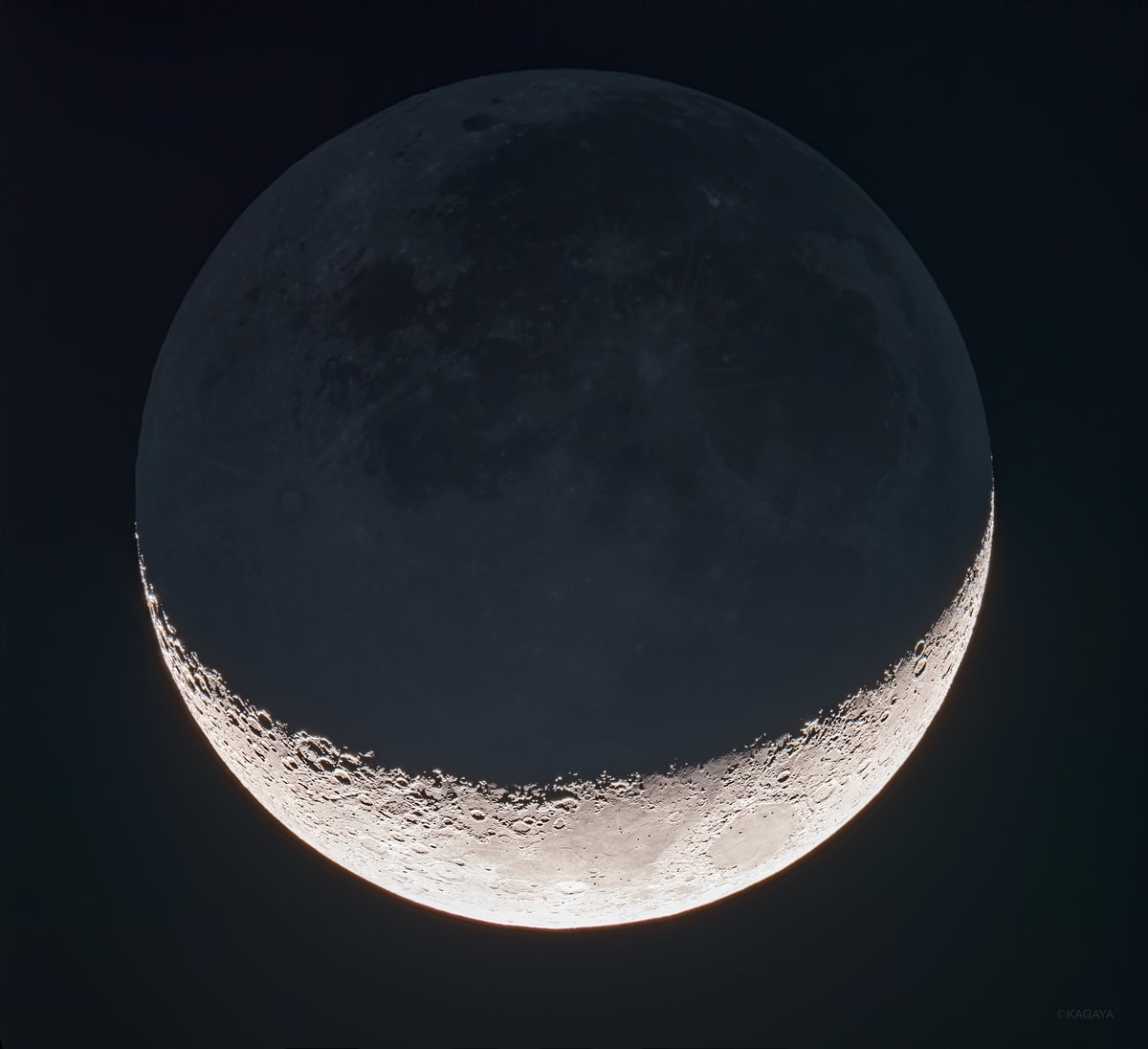 先ほど、望遠鏡を使って撮影した五日月です。
今日は大気の条件が良く、クレーターがたくさん写りました。
月の陰の部分も淡く光っている地球照（ちきゅうしょう）は肉眼でも見えました。

今日もお疲れさまでした。
