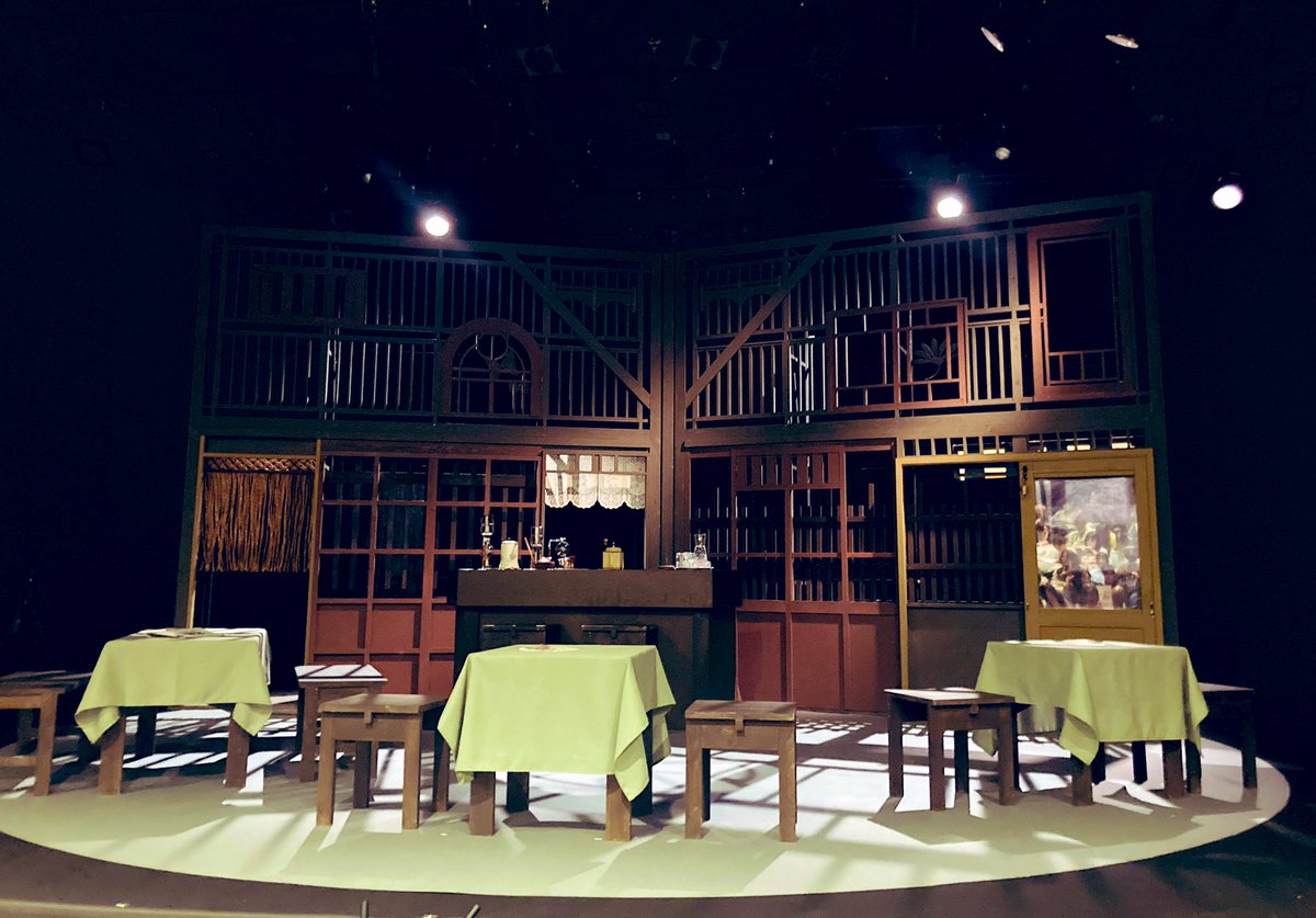 romzomcom's tweet photo. #ニットキャップシアター
#土曜日の過ごしかた
舞台美術の扉のガラスが、開演前は鏡のようになっていて、こちらの姿が映っていた。
新聞風の当パンを開くとインクの匂いがして、舞台からはコーヒーの匂いが漂ってきて。ふらっと入った1936年の喫茶店で「土曜日」を読んでいると錯覚しそうになった。 https://t.co/ZP0czVmQdi