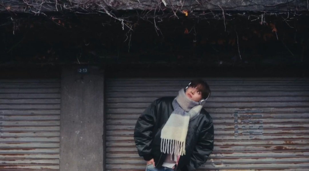 아솔직히 이사진은 진짜 안겨보고싶다ㅋㅎ 달려가서 안으면 찬공기냄새랑 아침에 골라뿌린 향수냄새 같이나고 말도안했는데 가방에 뭘 그렇게 넣었냐고 무거운거 주라고 어깨끈 내려서 가져간담에 덩치에 맞지도않는 가방 대충 둘러매고 깍지낀손 자기주머니에 같이 넣고 걸어가줄 남친미가 있다