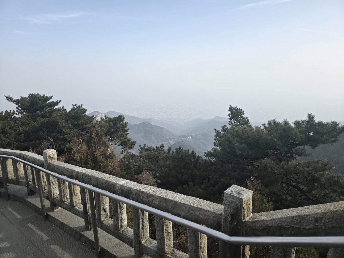 MDGZSLLC's tweet photo. Mount Tai in China boasts magnificent scenery and a pleasant climate, making February an ideal time to visit. However, human uncivilized behavior has led to increasingly severe environmental degradation, with litter frequently appearing randomly on the paths we walk on. https://t.co/RfmxtsoLIt