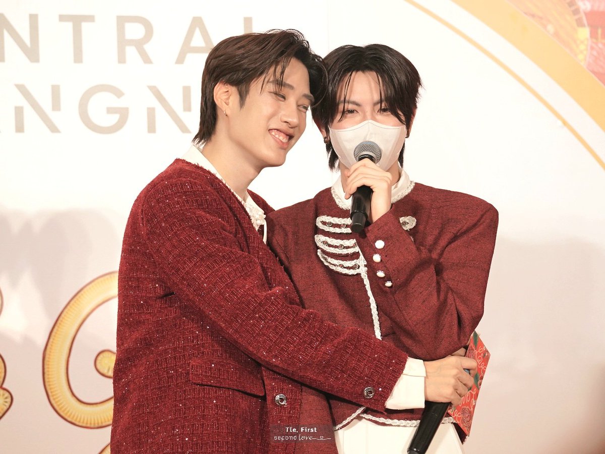 babybentenzly's tweet image. 💚 : ถ้าเฟิร์สหนาว พี่จะกอด แต่ตอนนี้ยังไม่หนาว
🩷 : หนาว!
คืออออออ ㅜㅡㅡㅜ แจกเบเนกันตั้งแต่เริ่มเลยอ่อออ 

TLEFIRSTONE AT CENTRAL BANGNA
#TleFirstoneXCentralBangna