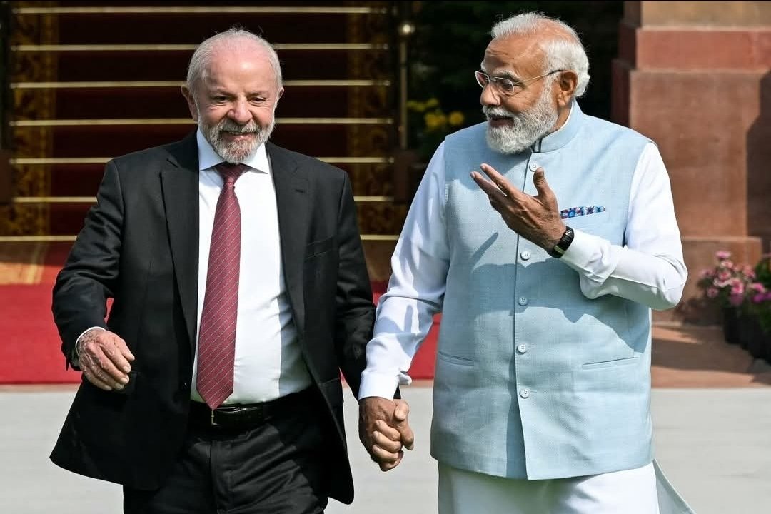 Essa coisa de homens andarem de mãos dadas, sem conotação romântica, é bem engraçada para nosotros. Vi (e estranhei) no sul da Ásia e no Oriente Médio. Lula parece adaptado ao costume e feliz - afinal, é sinal de camaradagem, de respeito.