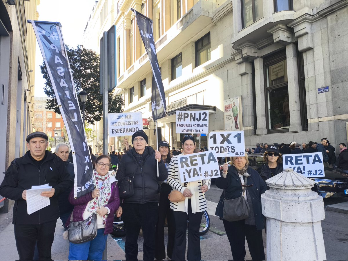 Piquete informativo y reivindicativo improvisado ejecutado hoy en el acto "Un Paso Al Frente" de <a href="/IzquierdaUnida/">Izquierda Unida🔻🇵🇸</a>. <a href="/MovimientoJ2/">@Movimiento#J2</a> no se rinde. Aumentaremos nuestra presión hasta que se legisle una Pasarela 1x1 al RETA para tod@s. #SomosLosJ2