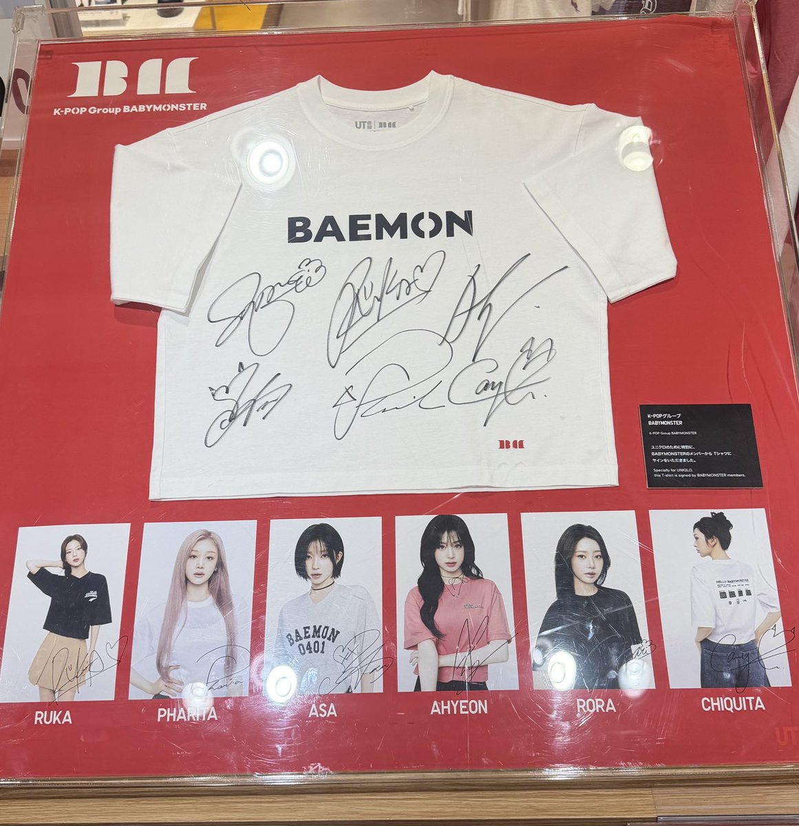 原宿のユニクロにベビモンちゃんたちのサイン入りTシャツ飾られてまし