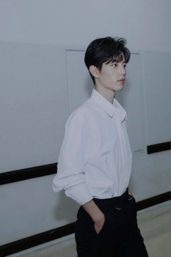 XZhanbaobao's tweet image. ถามว่าฮีมาทำไรใต้ตึกคณะอักษร อ่อ มาเฝ้าพี่เบ้บ นางฟ้าอักษร คฑากรไม้หนึ่งซ้อมโชว์งานบอล 🤭