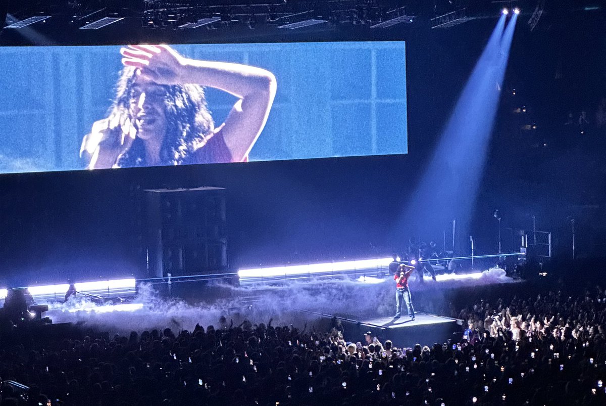 starrryyy's tweet photo. I’ll be done spamming for now but holy shit lorde truly puts on a SHOW!!! <3333 melbourne loves you forever and ever https://t.co/KaIPTz0uLW