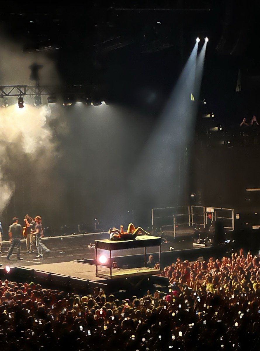 starrryyy's tweet photo. I’ll be done spamming for now but holy shit lorde truly puts on a SHOW!!! <3333 melbourne loves you forever and ever https://t.co/KaIPTz0uLW