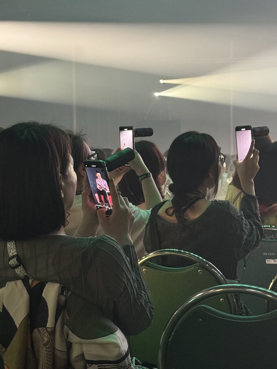 บอกคนไทย : เลนส์ห้ามเข้าค่ะระยะเกิน200
บอกคนจีน : เชิญค่าาาาา

งี้ป่ะค้าบ ไม่แฟร์เลย แล้วไม่โดนเก็บด้วย😫🤔 <a href="/GDFamMeetBKK26/">2026 G-DRAGON FAM MEETING IN BKK</a> 

#GDRAGON #GD #GDRAGON2026inBKK 
#GDFAMMEETING2026