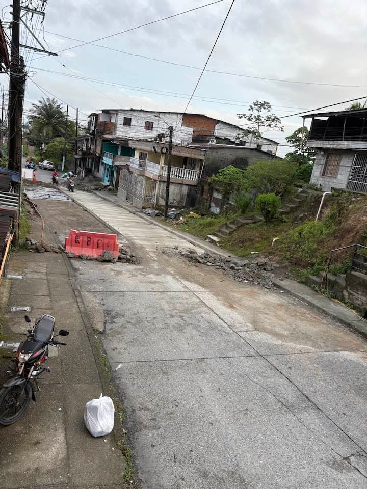 ¿Por qué en #Quibdó lo sencillo siempre se vuelve traumático? Un tramo de apenas 6 y 7 metros en el barrio Medrano tiene a la ciudad embotellada, afectando a estudiantes y transportadores. No es solo falta de cemento, es falta de voluntad y celeridad.¡Priorice la movilidad digna!