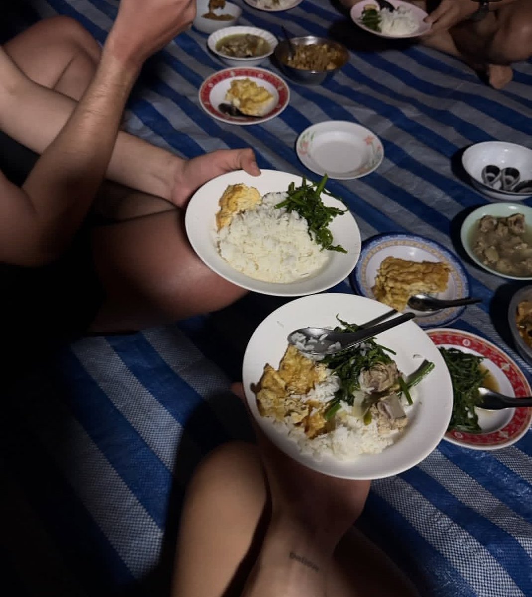 plotnya sebelumnya mereka CEO abis itu bangkrut akhirnya mau ga mau jualan dipasar tp gaada yang beli trus mereka pulang cuma bisa makan nasi, telor, sama pakis. sebelum nyampe rumah metik pakis dulu saking gaada duit