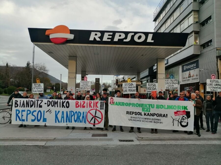 1/ Repsol planifica una eólica y se manifiestan en una gasolinera en contra de la eólica. Nunca se manifestaron en la gasolinera en contra de la gasolina.

Nunca una imagen mostró tan bien que es el retardismo.