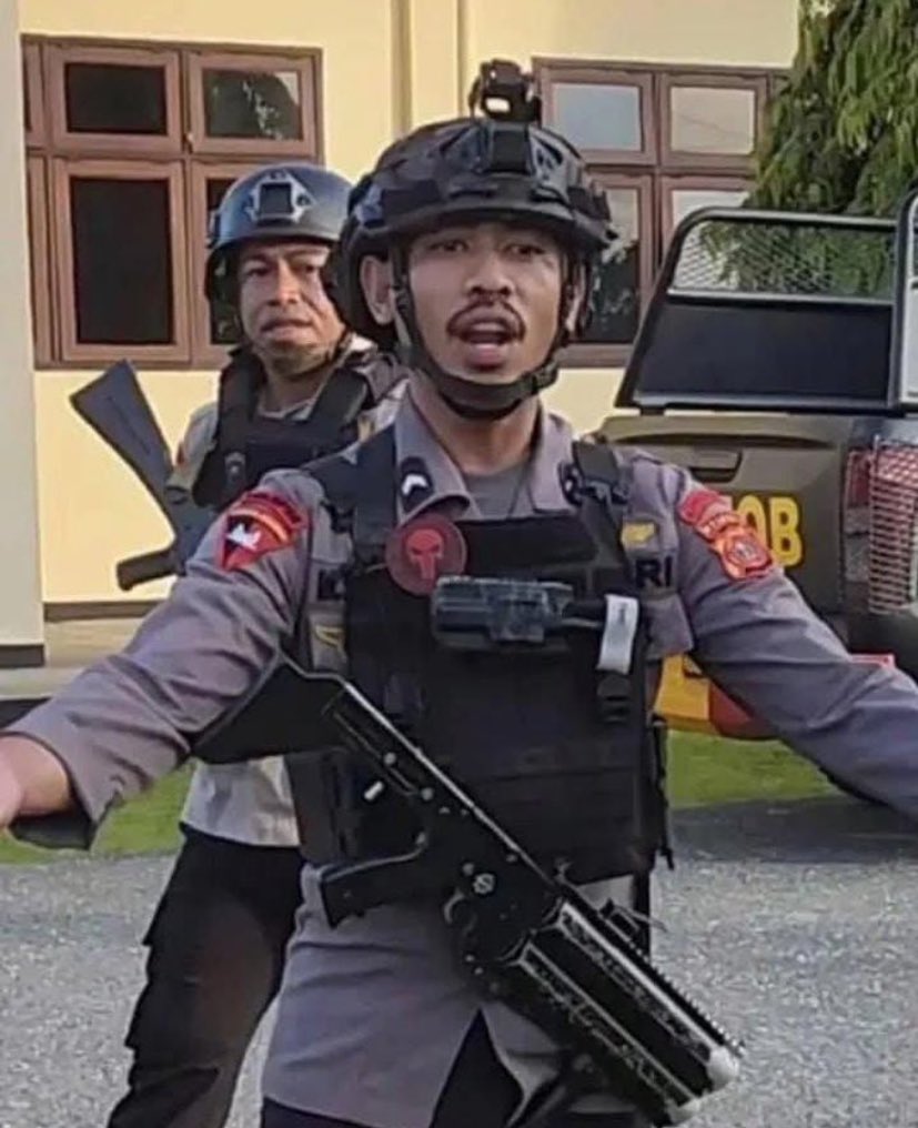 Lupadetikk's tweet photo. "Polisi kita membunuh, TNI kita berpolitik, Presiden kita memaafkan koruptor, Wapres kita gbrn"

- Panji Pragiwaksono https://t.co/UgBjRtTZDt