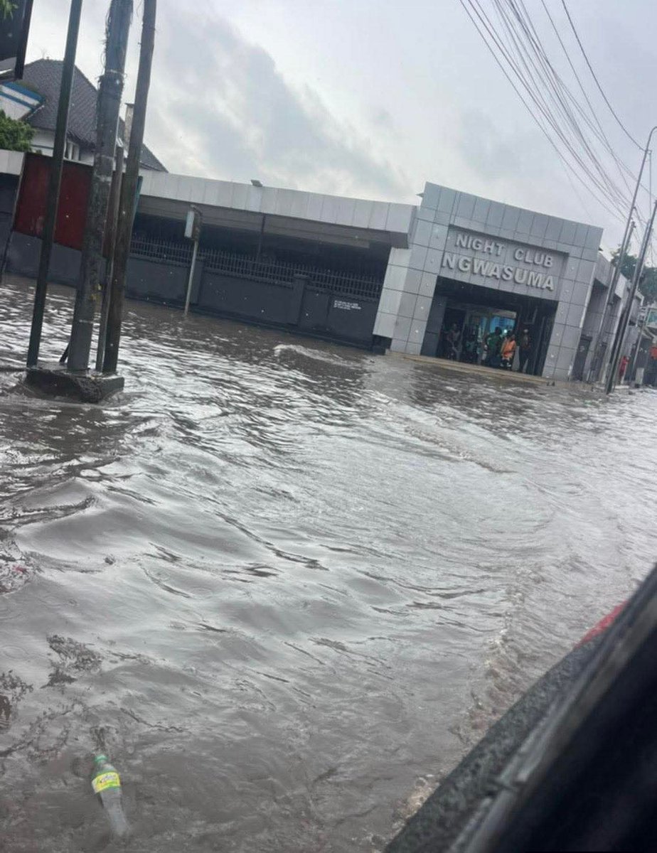 fredtshiyoyo's tweet photo. 🌧️ En saison des pluies, un réflexe vital : consultez la météo avant toute sortie à Place Ngwasuma.
Sinon, c’est votre voiture qui risque de finir sous l’eau à la sortie… 🚗💦

À la moindre pluie, Kinshasa suffoque et se noie.

#Kinshasa #RDC #SaisonDesPluies #Inondations #Météo https://t.co/Ln5f4kfPDl