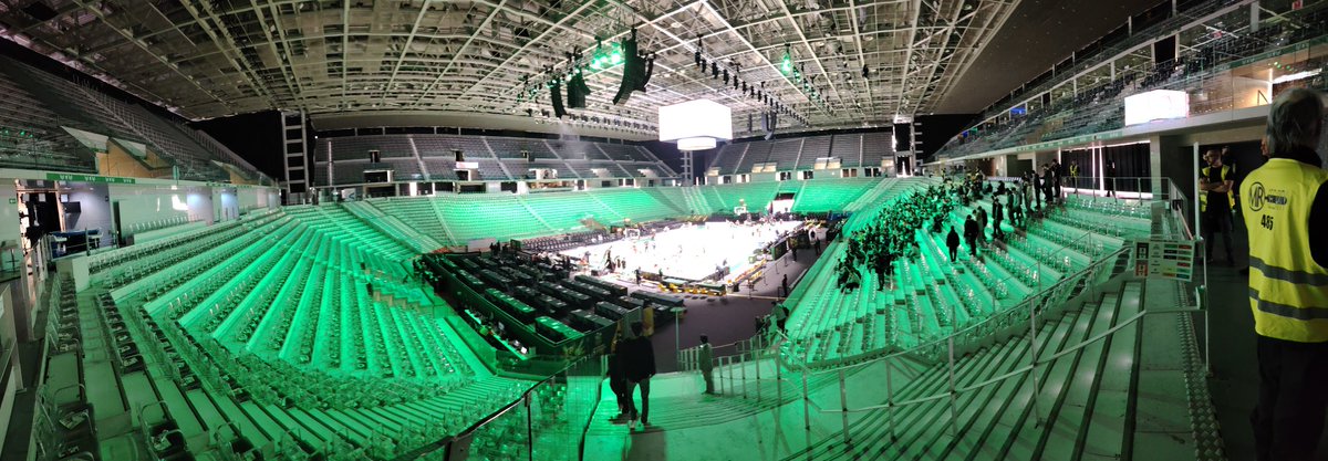 MaxBogni99's tweet image. Indovinare quali sono spalti e tribuna stampa per la partita più importante della stagione della pallacanestro giovanile maschile italiana e quali quelle per una partita con ex giocatori o gente famosa a caso. 😢 
#NextGenCup