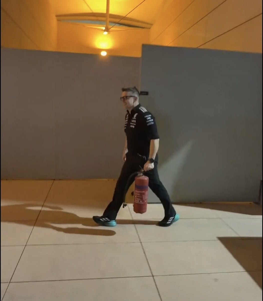 the way bono did NOT hesitate to grab that fire extinguisher lmaooo 😭😭