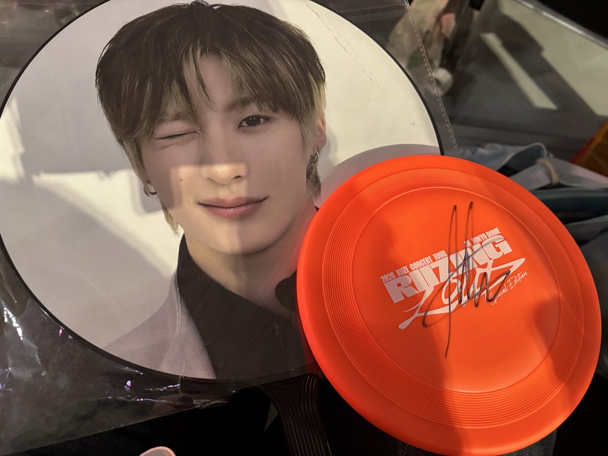 まさかのまさか…アントンが投げたサインフラッグ✍️がワタシがキャッチした🧡🧡🧡🧡🧡🧡
アントンありがとう🧡🧡🙏🙏🙏
初日めちゃくちゃいい席💺当てたチングにも感謝🙏
#ANTON #RIIZE