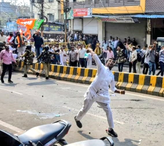IncSohrabpatel's tweet photo. भाजपा का गुंडाराज चरम पर।"

गांधीभवन कांग्रेस कार्यालय पर भाजपा कार्यकर्ताओं ने किया पथराव।

पथराव में जिला कांग्रेस अध्यक्ष,पूर्व विधायक विपिन वानखेड़े, भाजपा की मंडल उपाध्यक्ष बिंदु चौहान,पत्रकार शकील सिकंदर और लाला शहाबुद्दीन और कुछ पुलिस कर्मी घायल।
@INCMP @BJP4MP https://t.co/Am5nQljNq8
