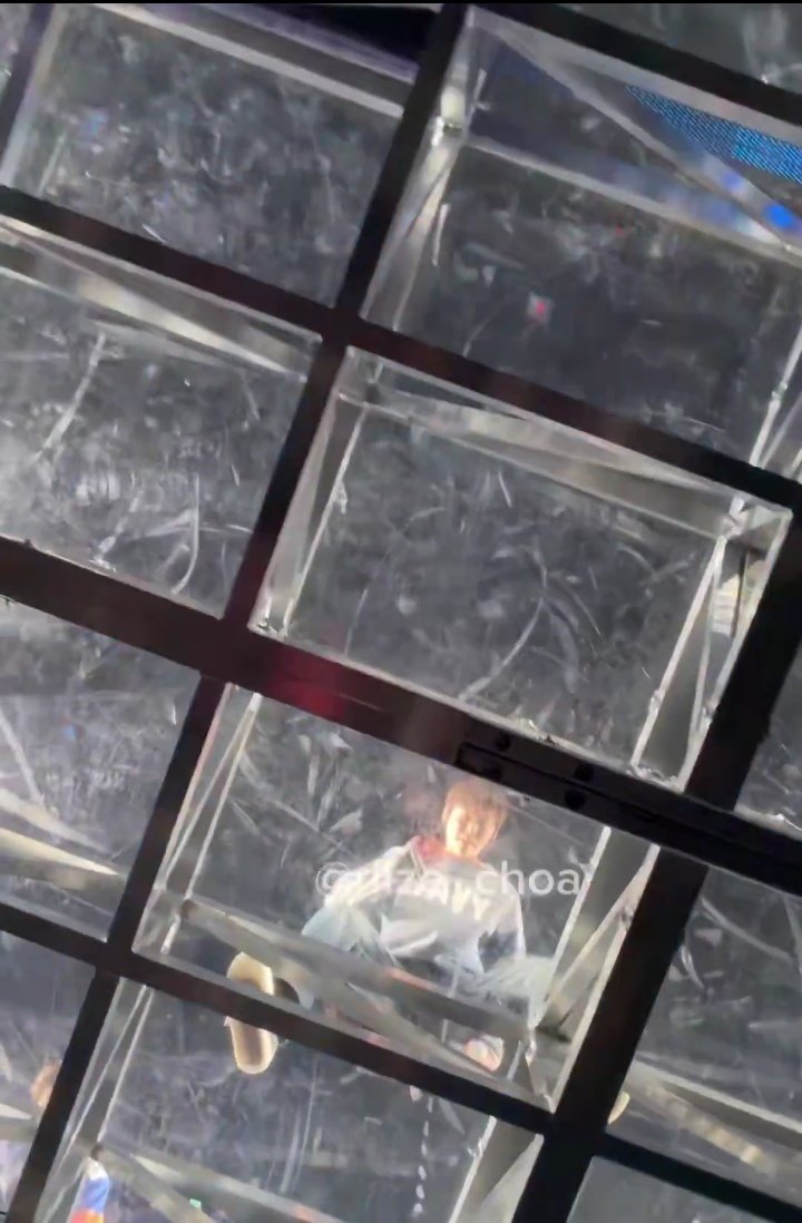 Eunseok POV                   Briize POV