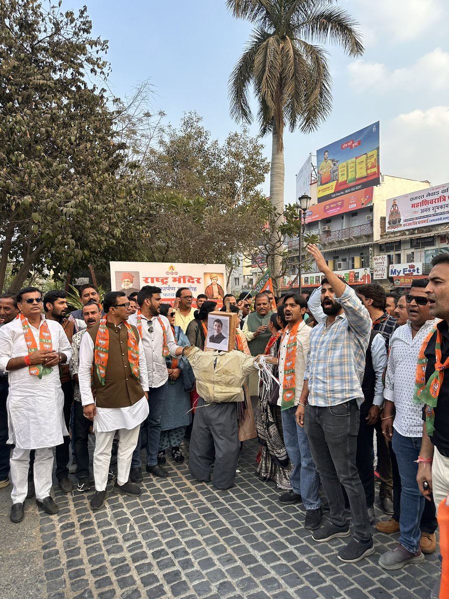 NRS_Rathore's tweet photo. कल नई दिल्ली में आयोजित AI Summit जैसे महत्वपूर्ण अंतरराष्ट्रीय मंच पर कांग्रेस कार्यकर्ताओं द्वारा किया गया असंसदीय और अराजक व्यवहार न केवल लोकतांत्रिक मर्यादाओं के विरुद्ध है, बल्कि भारत की वैश्विक छवि को धूमिल करने का दुर्भाग्यपूर्ण प्रयास भी है।

इसी के विरोध में भारतीय जनता पार्टी, उदयपुर द्वारा जोरदार विरोध प्रदर्शन किया। साथ ही, कांग्रेस के नेता राहुल गांधी का पुतला दहन कर स्पष्ट संदेश दिया कि राष्ट्रहित से खिलवाड़ किसी भी सूरत में स्वीकार नहीं किया जाएगा।

@BJP4India @BJP4Rajasthan @madanrrathore @ShankarGora 
@BJYMinRaj